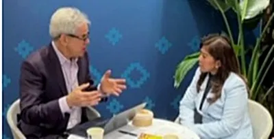 Menteri Meutya Hafid Diskusikan Perlindungan Anak Digital dengan Jonathan Haidt di Davos