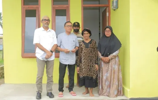Bupati Halmahera Tengah Berikan Bantuan Rumah Layak untuk Lansia Disabilitas