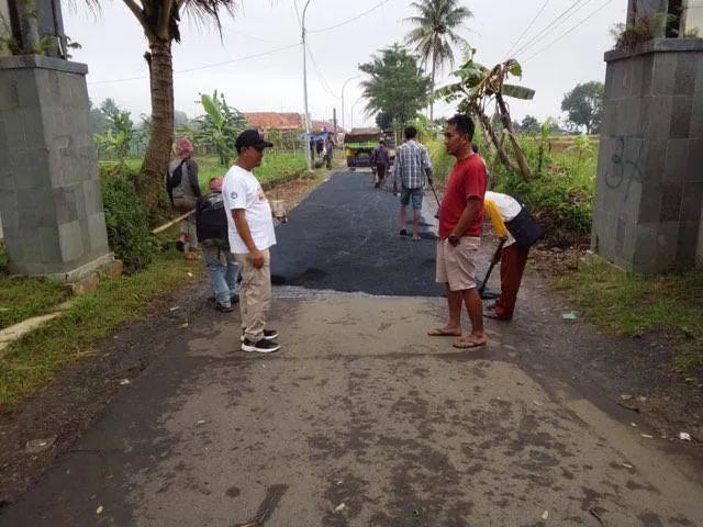 Perbaikan Jalan Poros Desa Babakanreuma Melalui Kerjasama dengan Pengusaha Lokal