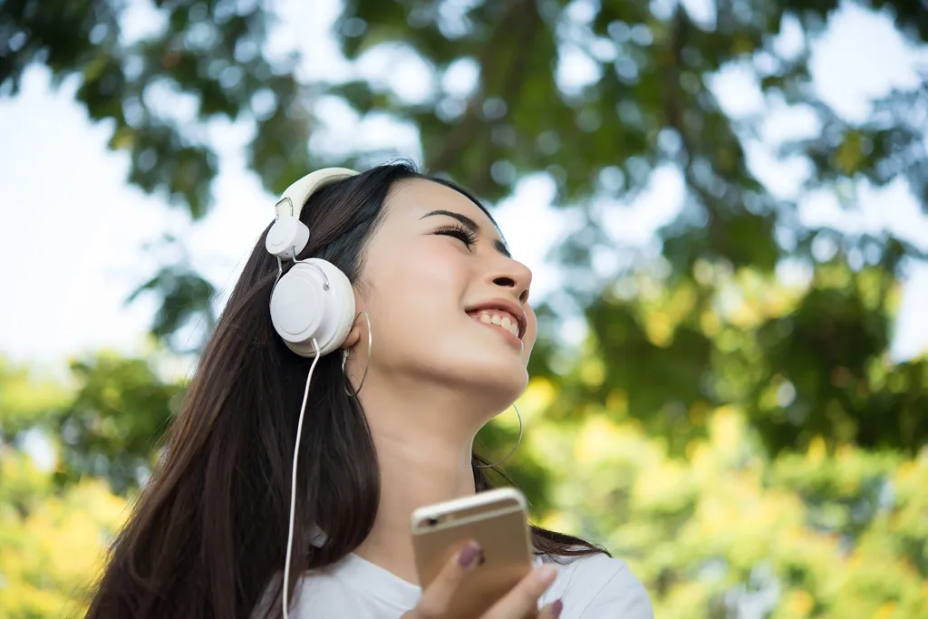 Dengarkan Musik dengan Aman: Terapkan Aturan 60-60 untuk Jaga Pendengaran