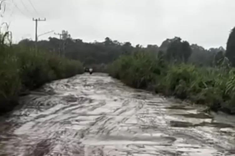 Kondisi Jalan Poros Kenohan Memprihatinkan, Warga Minta Perhatian Pemerintah