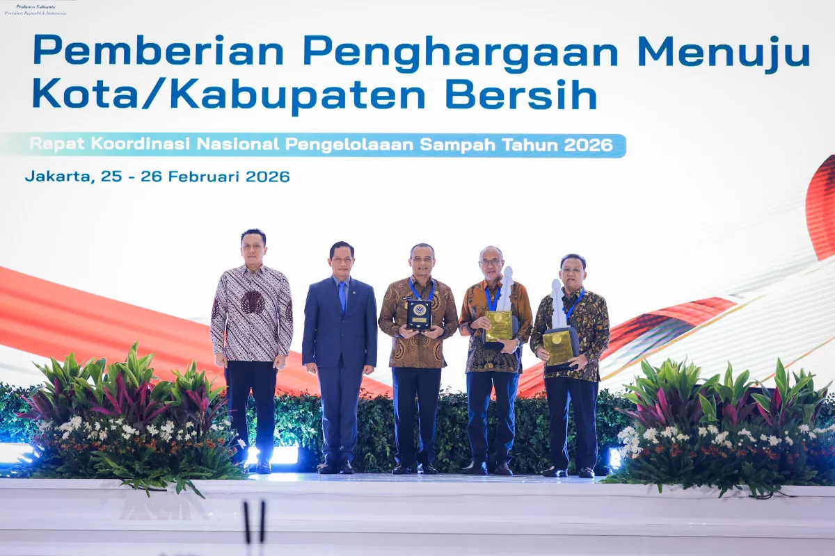 Gubernur Jateng Terima Penghargaan Pembina Terbaik Pengelolaan Sampah 2026