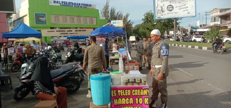 Satpol PP Aceh Besar Awasi Pedagang Takjil Selama Ramadhan