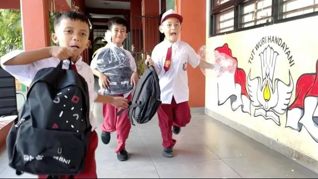 Bank Negara Indonesia Serahkan 6.000 Paket Sekolah untuk Dukung Generasi Emas