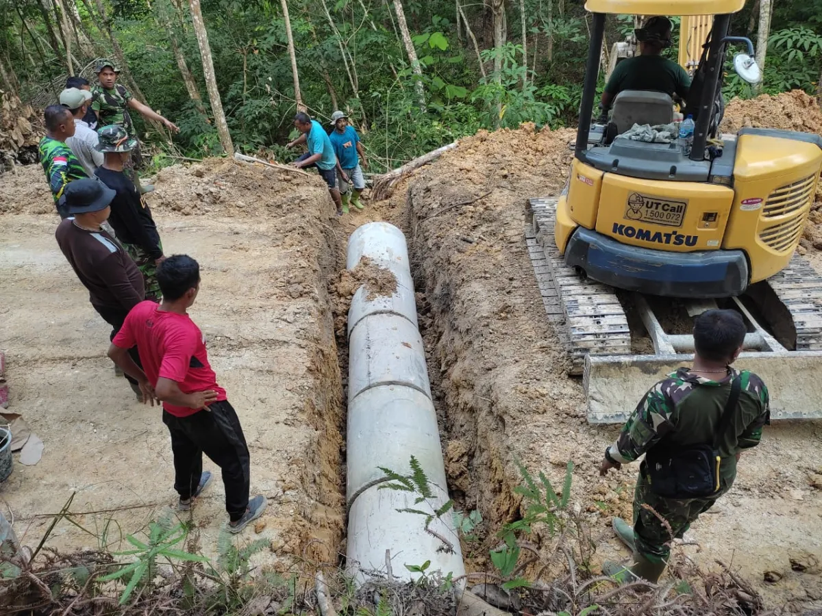Pemasangan Gorong-Gorong di STA 800 oleh Warga dan Satgas TMMD 117 Kodim Aceh Timur
