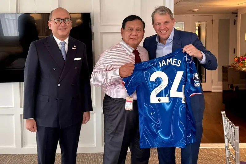Prabowo Terima Jersey Chelsea dari CEO Todd Boehly
