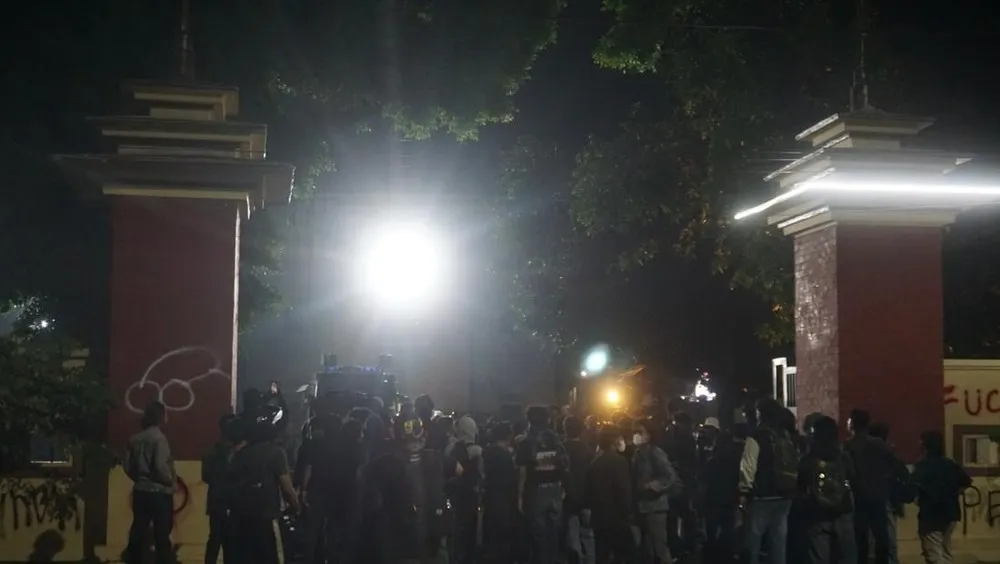 Ratusan Massa Geruduk Mapolda DIY, Gerbang Dirobohkan dan Tembok Dicat