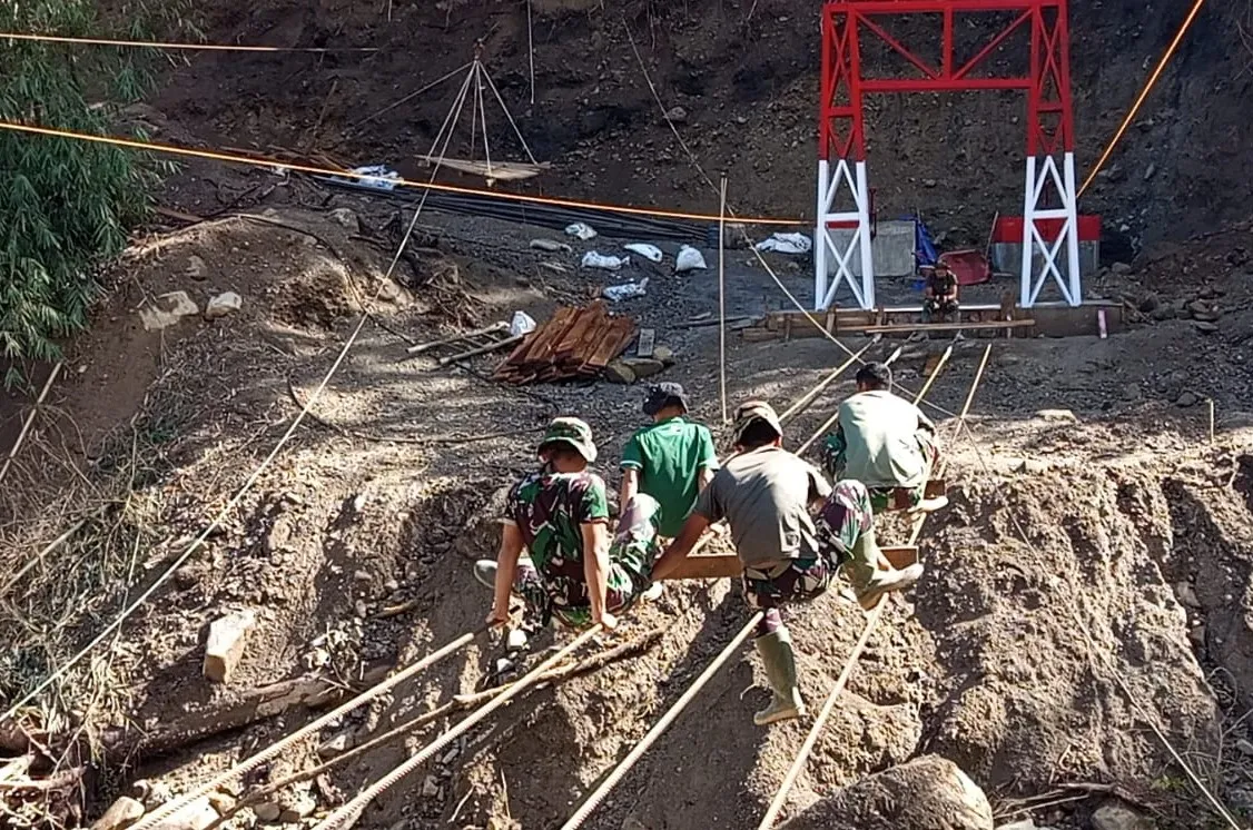 TNI Percepat Proyek Jembatan Gantung di Desa Burni Bius