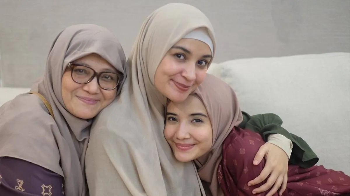 Shireen dan Zaskia Sungkar Bela Ayah Terkait Tuduhan Korupsi