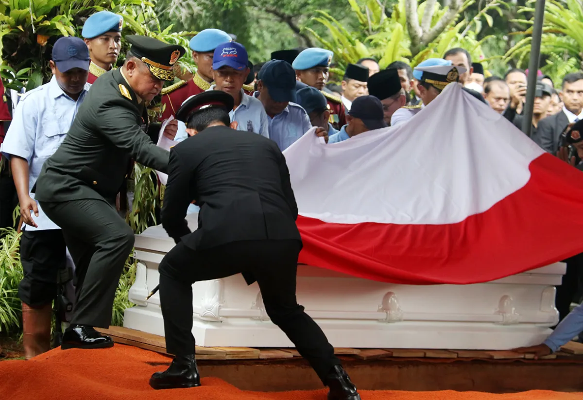 Pengibaran Bendera Setengah Tiang Tiga Hari untuk Menghormati Try Sutrisno