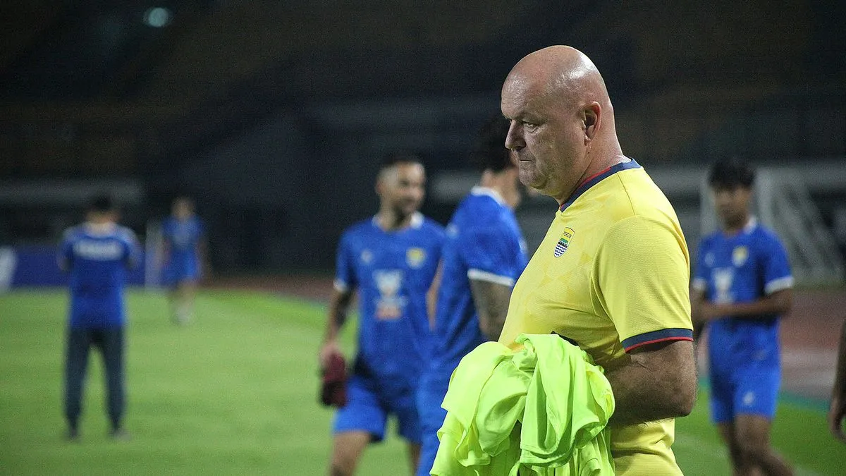 Persib Waspadai Pertahanan dan Serangan Balik Persebaya di Laga Tandang