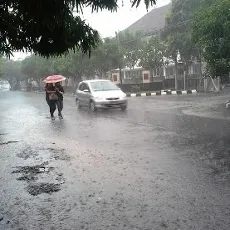 Hujan Segarkan Surabaya Setelah Terpaan Abu Gunung Kelud