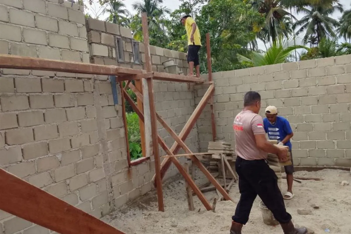 Brimob Sumut Bantu Bangun Rumah Warga Terdampak Bencana di Tapanuli Selatan