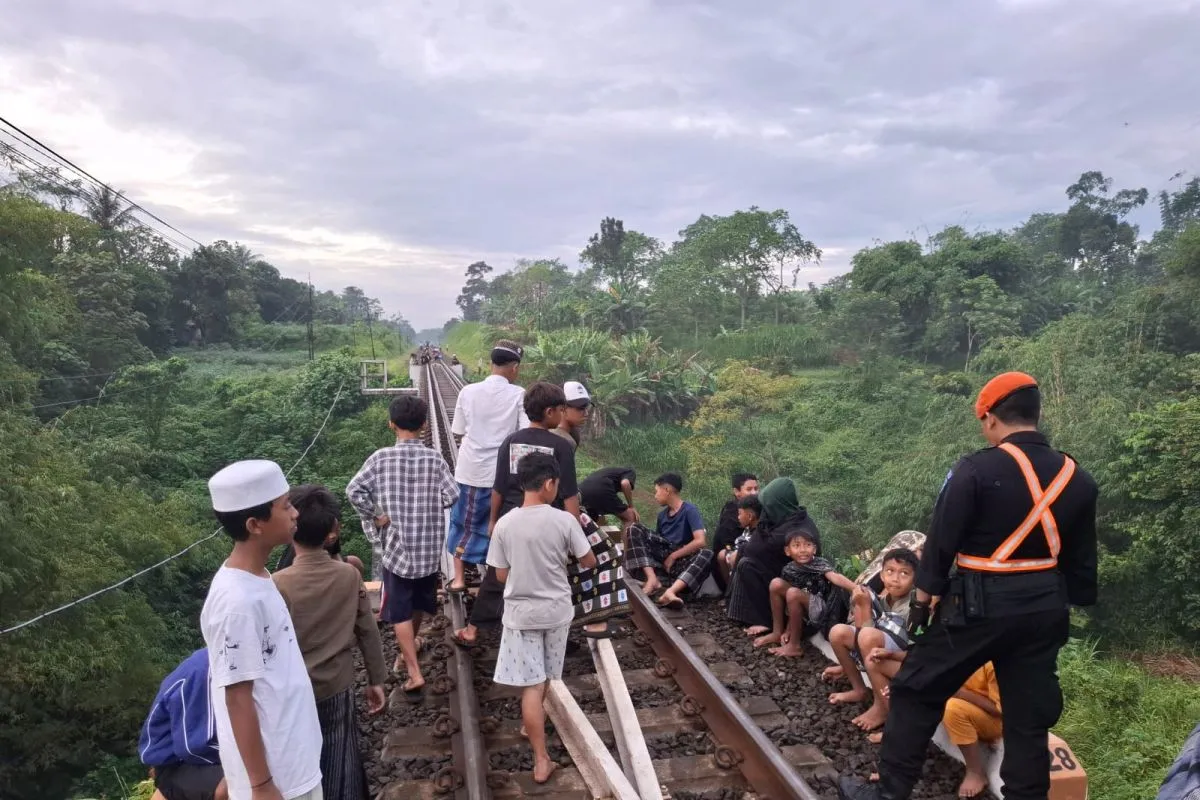 KAI Daop 8 Ingatkan Bahaya Aktivitas di Jalur Rel Selama Ramadhan