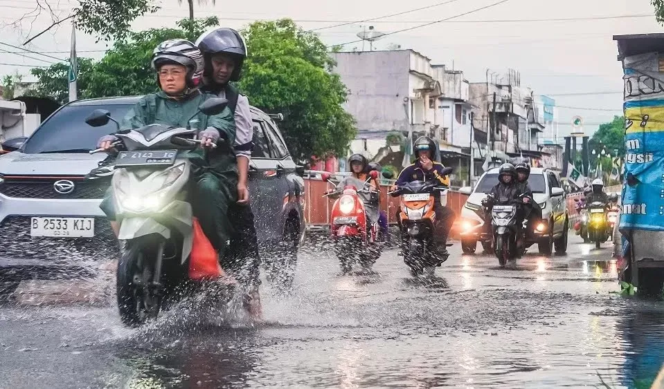 Satlantas Jember Imbau Pengendara Nyalakan Lampu Utama Saat Hujan