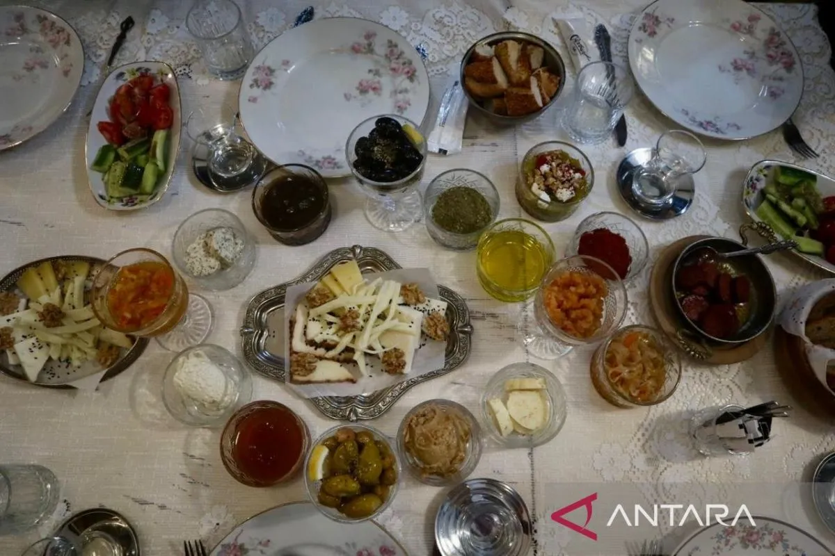 Kehangatan Sarapan Tradisional di Velvet Cafe Balat, Istanbul