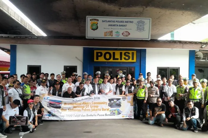 Komunitas BBC Rayakan Ulang Tahun dengan Bagi 5.000 Takjil di Tomang