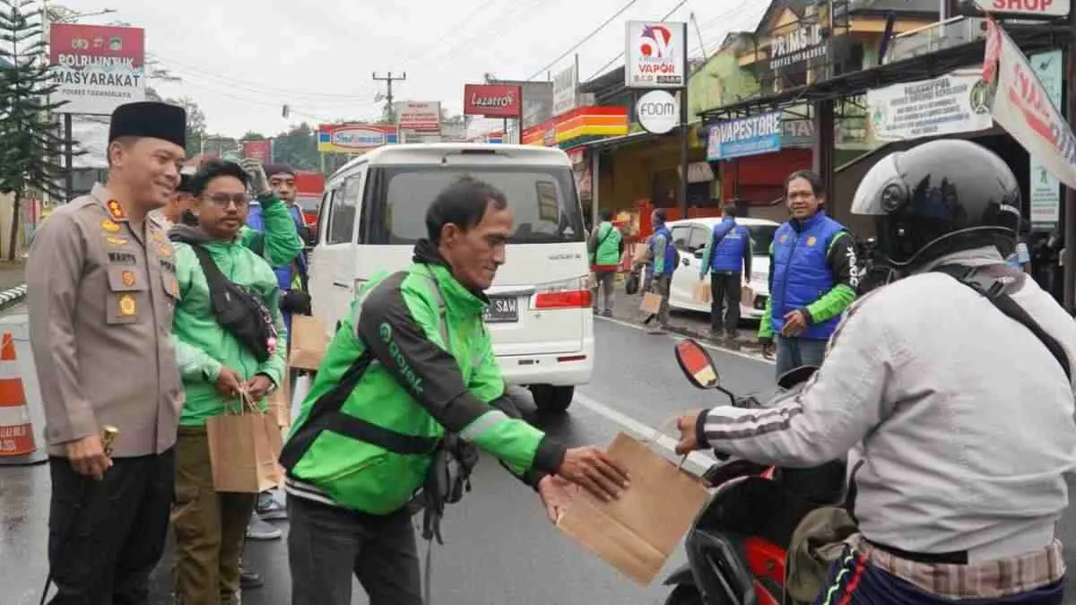 Polres Tasikmalaya dan Ojol Bagikan Takjil untuk Berkah Ramadhan