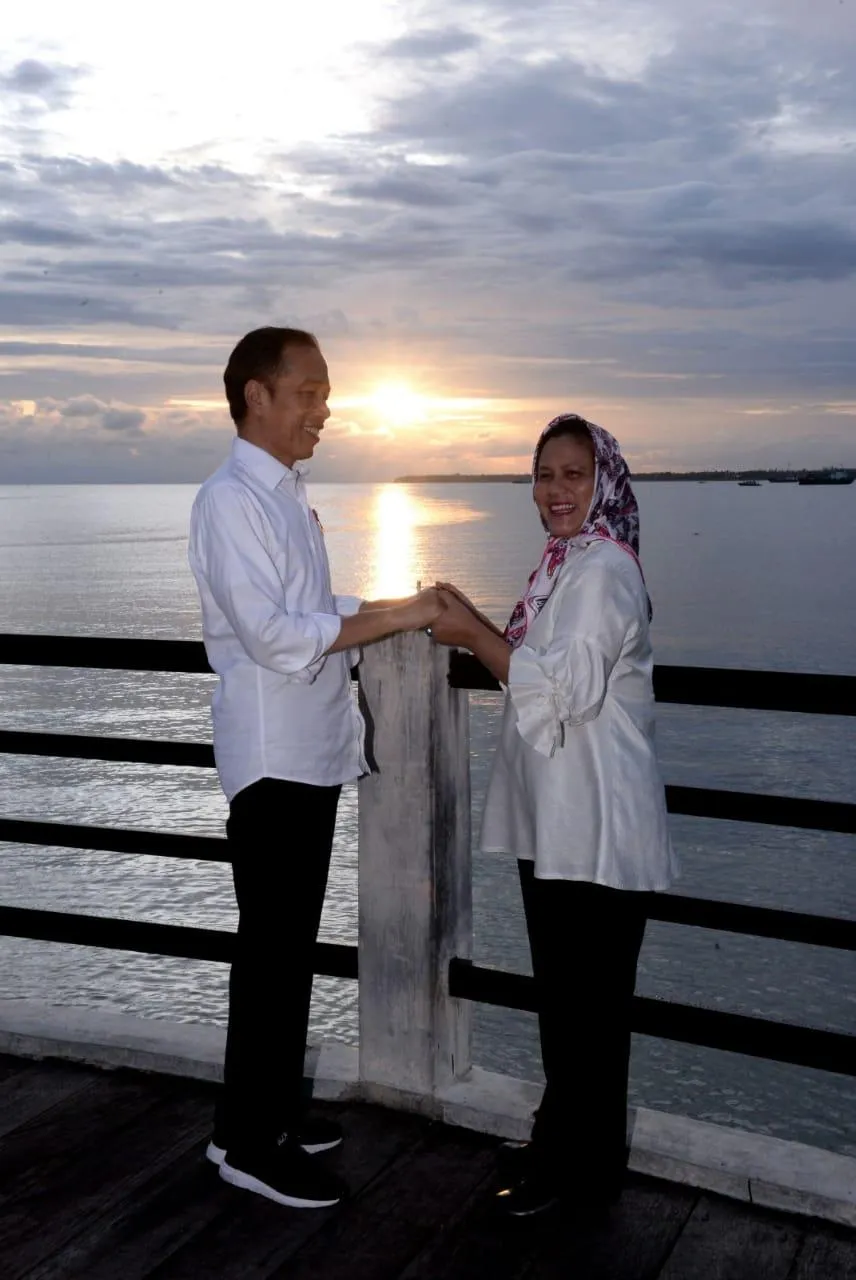 Presiden Jokowi dan Ibu Iriana Nikmati Keindahan Senja di Kaimana