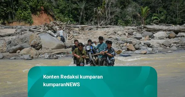 Warga Terpaksa Menyeberangi Sungai Akibat Jembatan Rusak di Tapsel