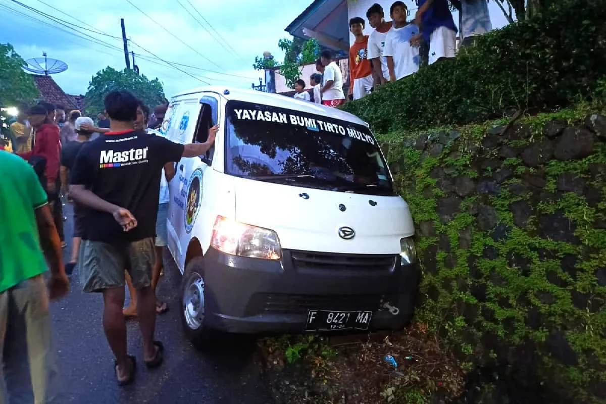Sopir Mobil SPPG Diduga Mabuk Tabrak Gerbang SD di Kebumen, 15 Warga Terluka