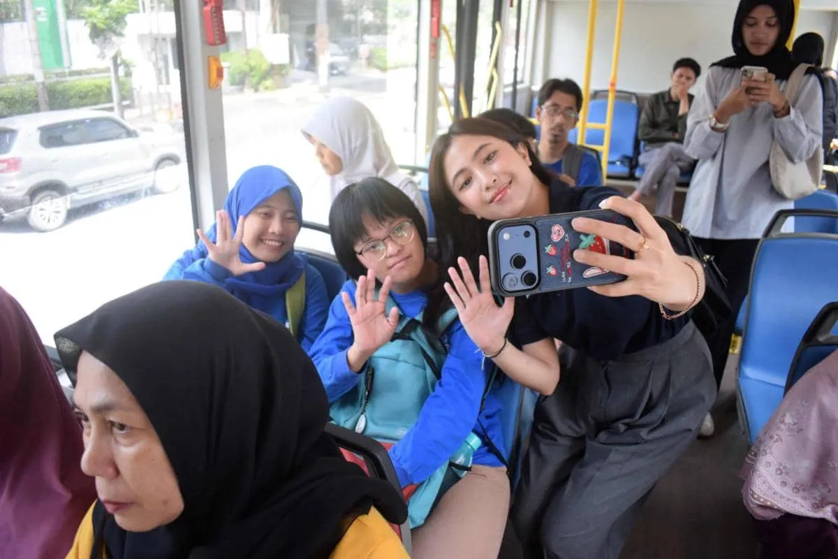 Kolaborasi Transportasi Inklusif, Difabel Nikmati Naik Bus Listrik di Semarang