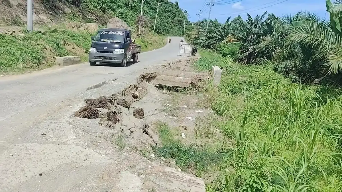 Amblasnya Tanah Mengancam Jalan Poros Tobadak di Mamuju Tengah