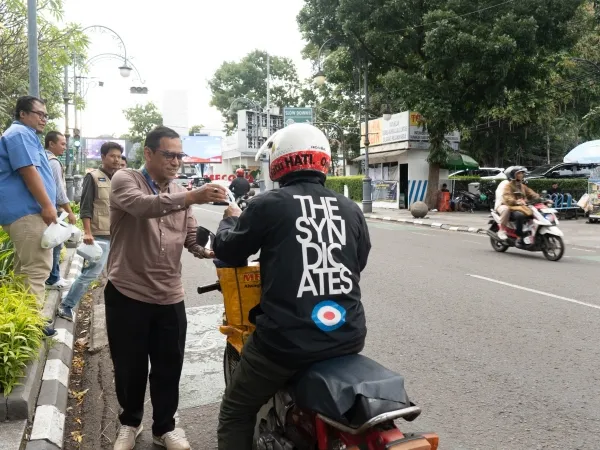 PT Pos Properti Indonesia Bagikan 600 Paket Takjil di Ramadan