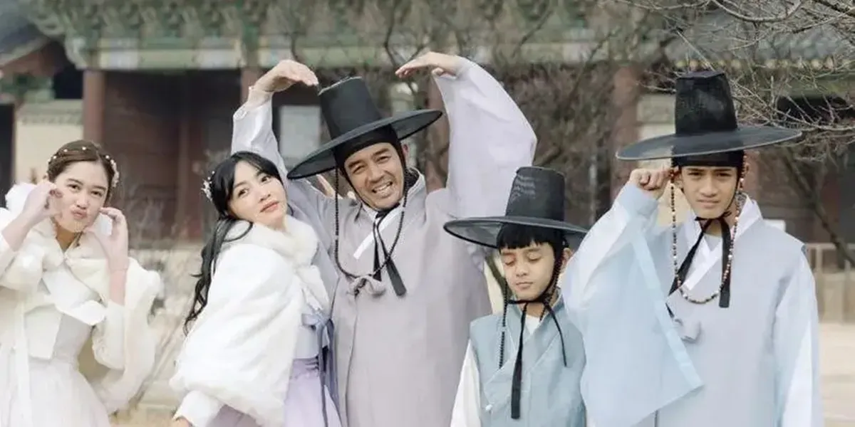 Keluarga Selebriti Indonesia Tampil Anggun Berhanbok di Liburan Korea