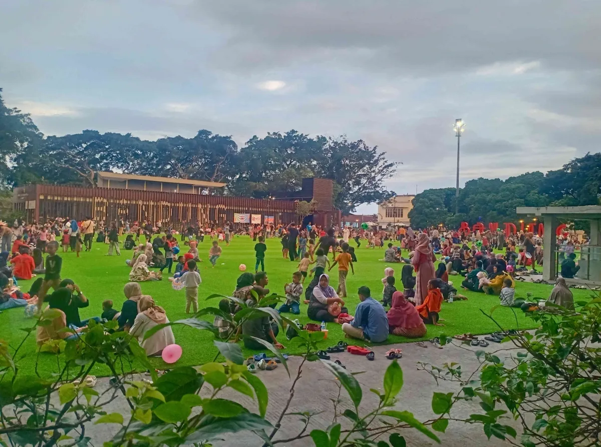 Alun-Alun Bandung: Ruang Tamu Keluarga dari Berbagai Daerah