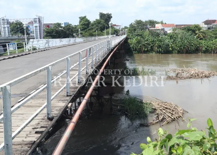 Pembersihan Sampah di Kaki Jembatan Lama oleh Sekda Kediri