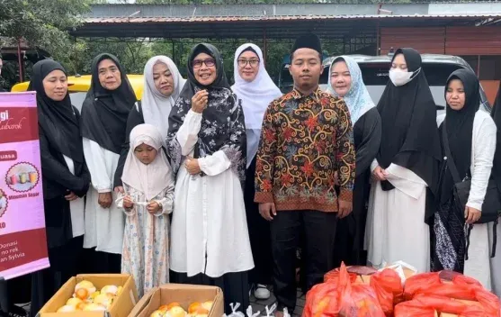Komunitas Izzati Salurkan Takjil untuk Santri di Ramadan
