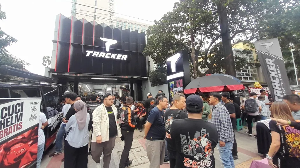 Peresmian Outlet Tracker di Cihampelas, Bandung Dimeriahkan Bukber Komunitas