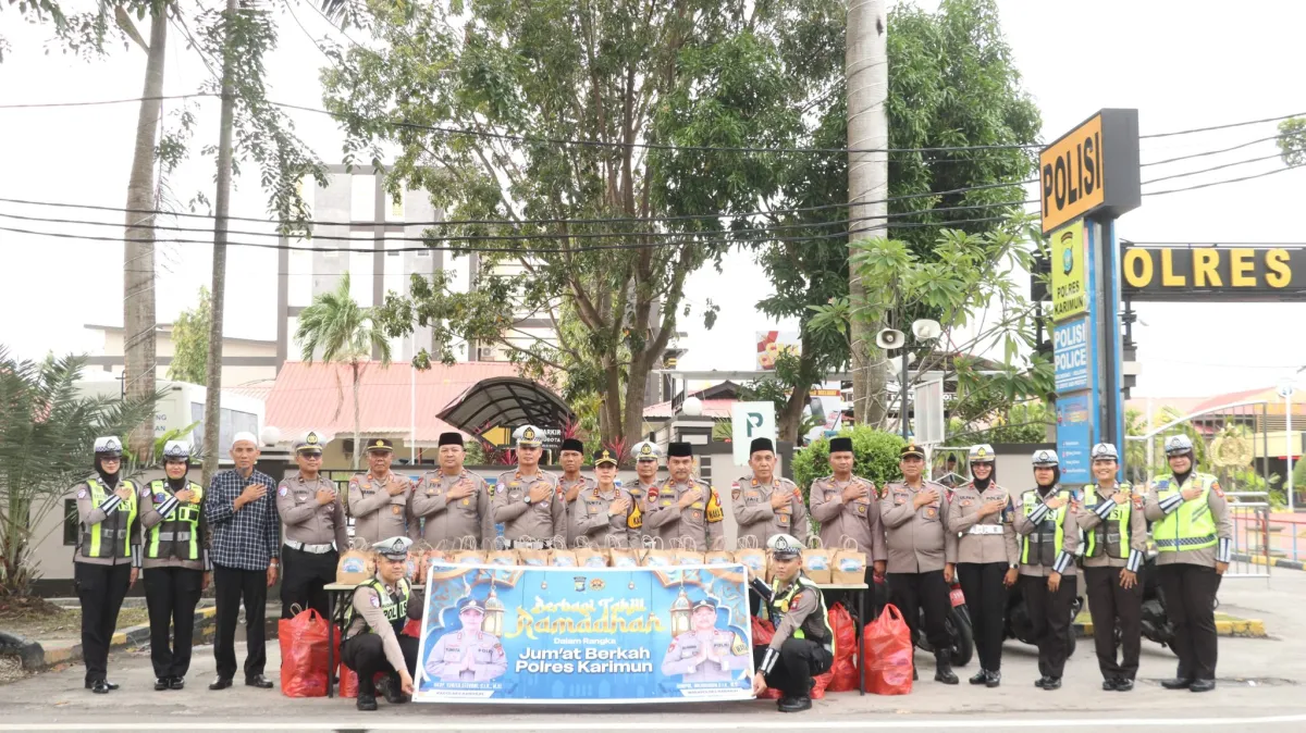 Polres Karimun Berbagi Takjil untuk Warga di Bulan Ramadan