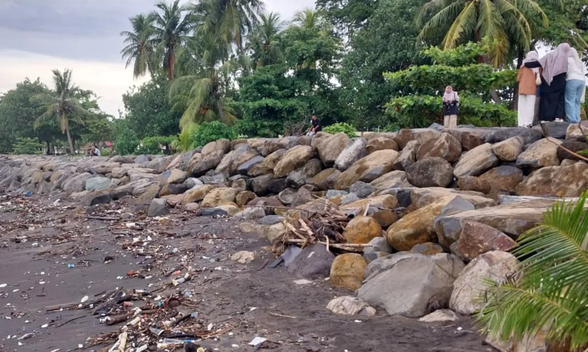 Sampah di Pantai Padang Hambat Wisata Masjid Al-Hakim
