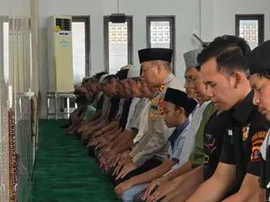 Kapolres Kutim Sholat Berjamaah untuk Dekatkan Diri dengan Warga di Bulan Ramadhan