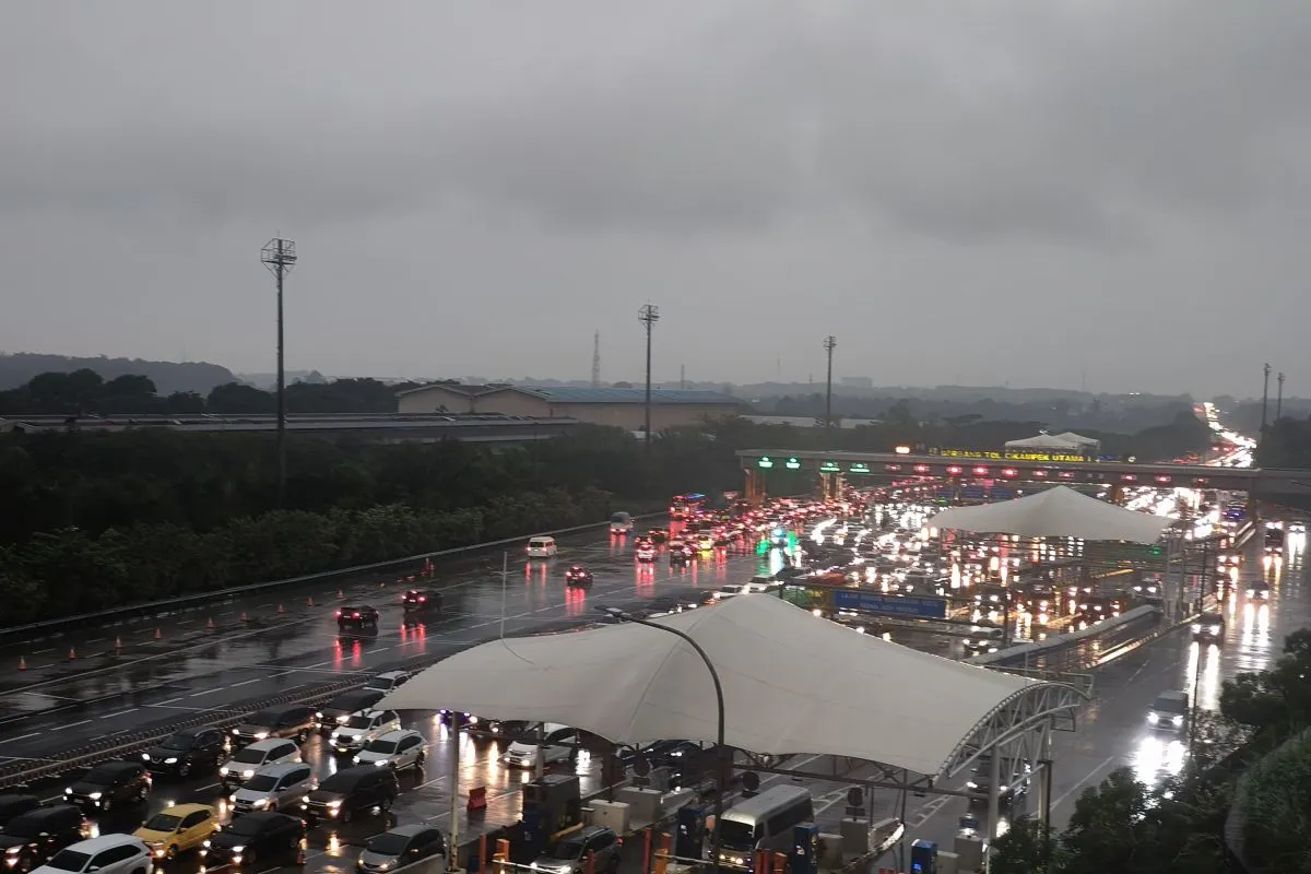 Jasamarga Operasikan 22 Gardu Tol di Gerbang Tol Cikampek Utama untuk Arus Balik Natal 2025