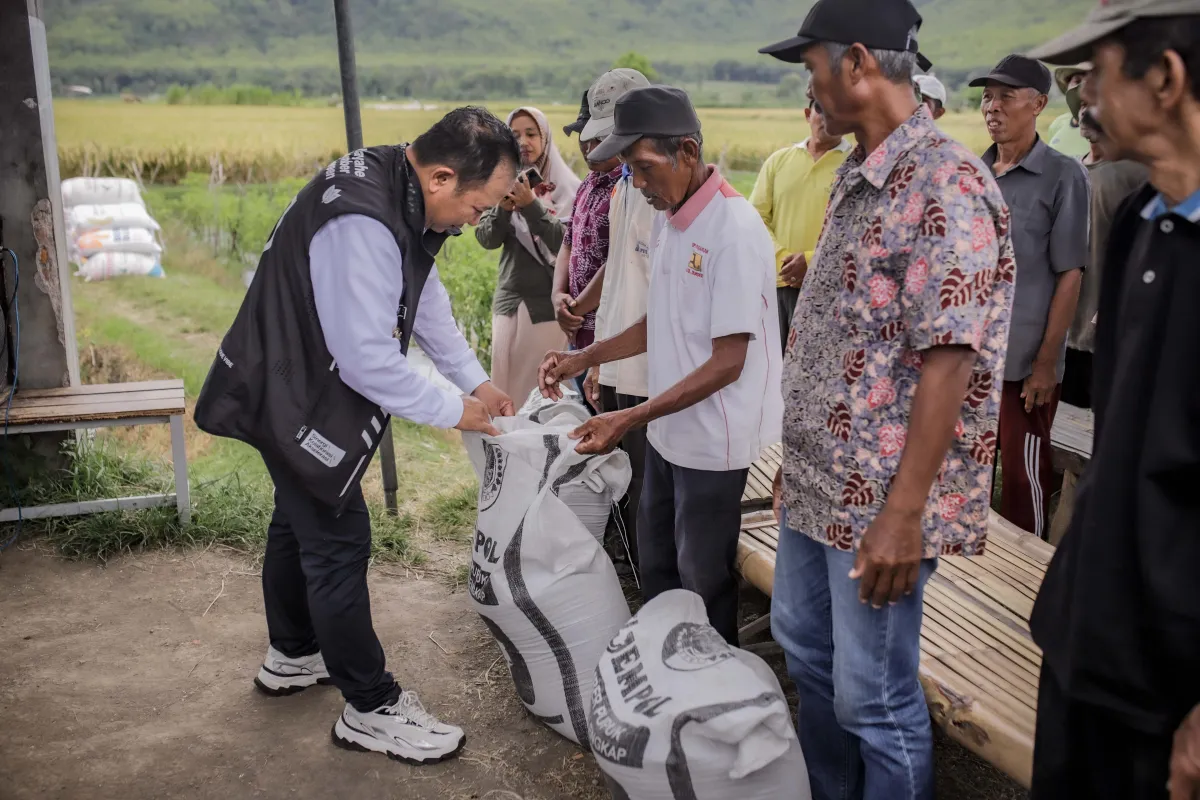 Bupati Jember Pantau Distribusi Pupuk Organik Si Jempol