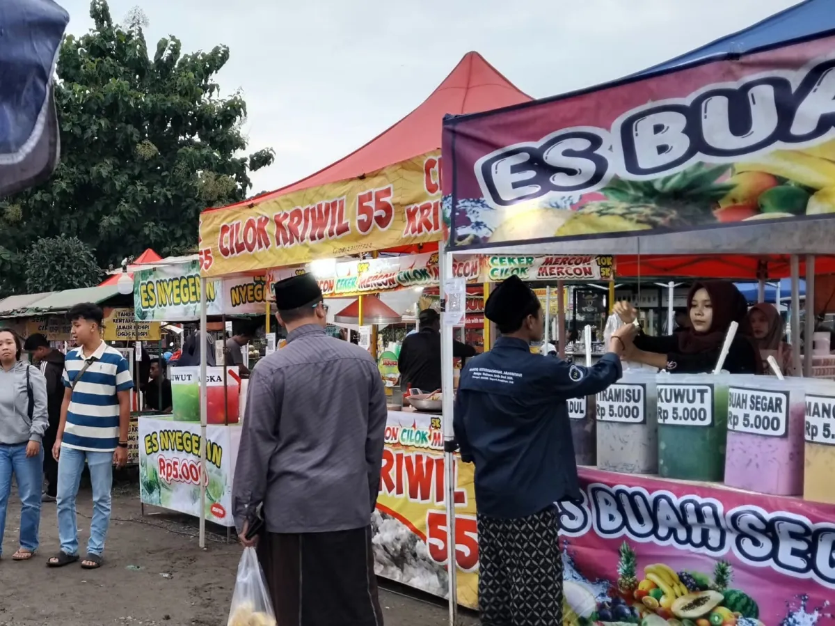 Sentra Takjil di Lapangan Tulungrejo Pare Kediri Menarik Minat Siswa Kampung Inggris