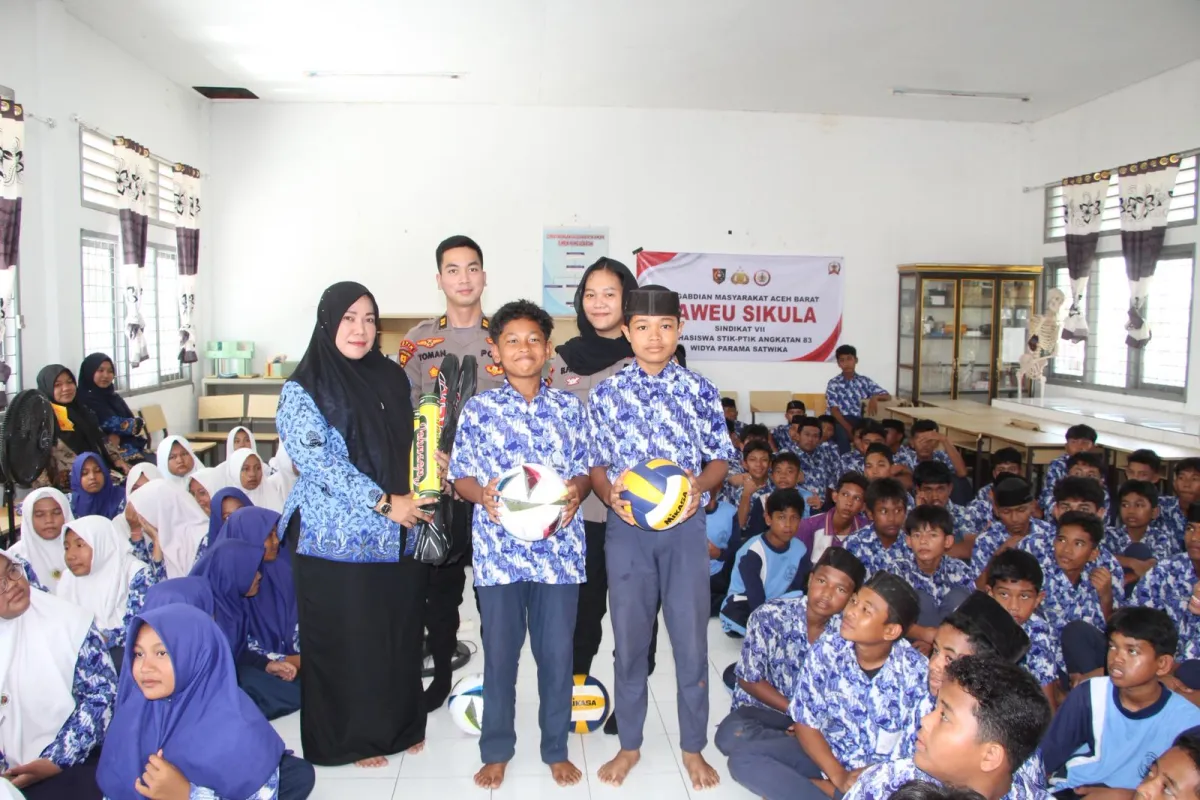 Mahasiswa STIK Berikan Bantuan Sosial untuk Pemulihan Pasca Banjir di SMPN 4 Meulaboh