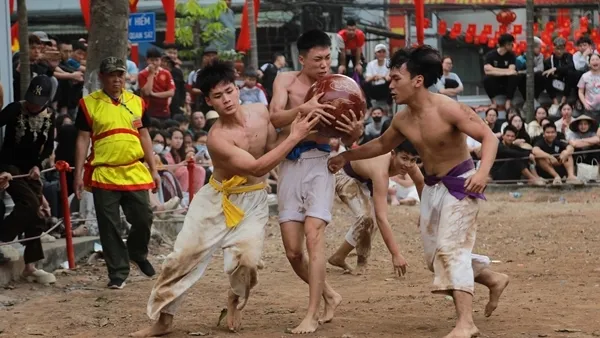 Meriahnya Festival Gulat Bola di Thuy Linh Awal Musim Semi 2026