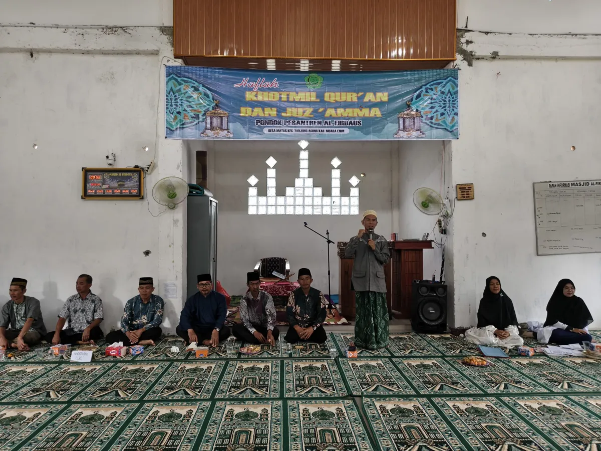 Pembagian Rapor di Ponpes Al-Firdaus Dimeriahkan Khotmil Qur'an dan Apresiasi Santri