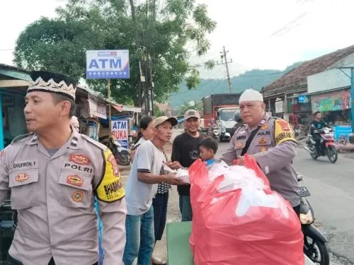 Polsek Teluk Betung Timur Bagikan 100 Nasi Kotak Jelang Berbuka Puasa