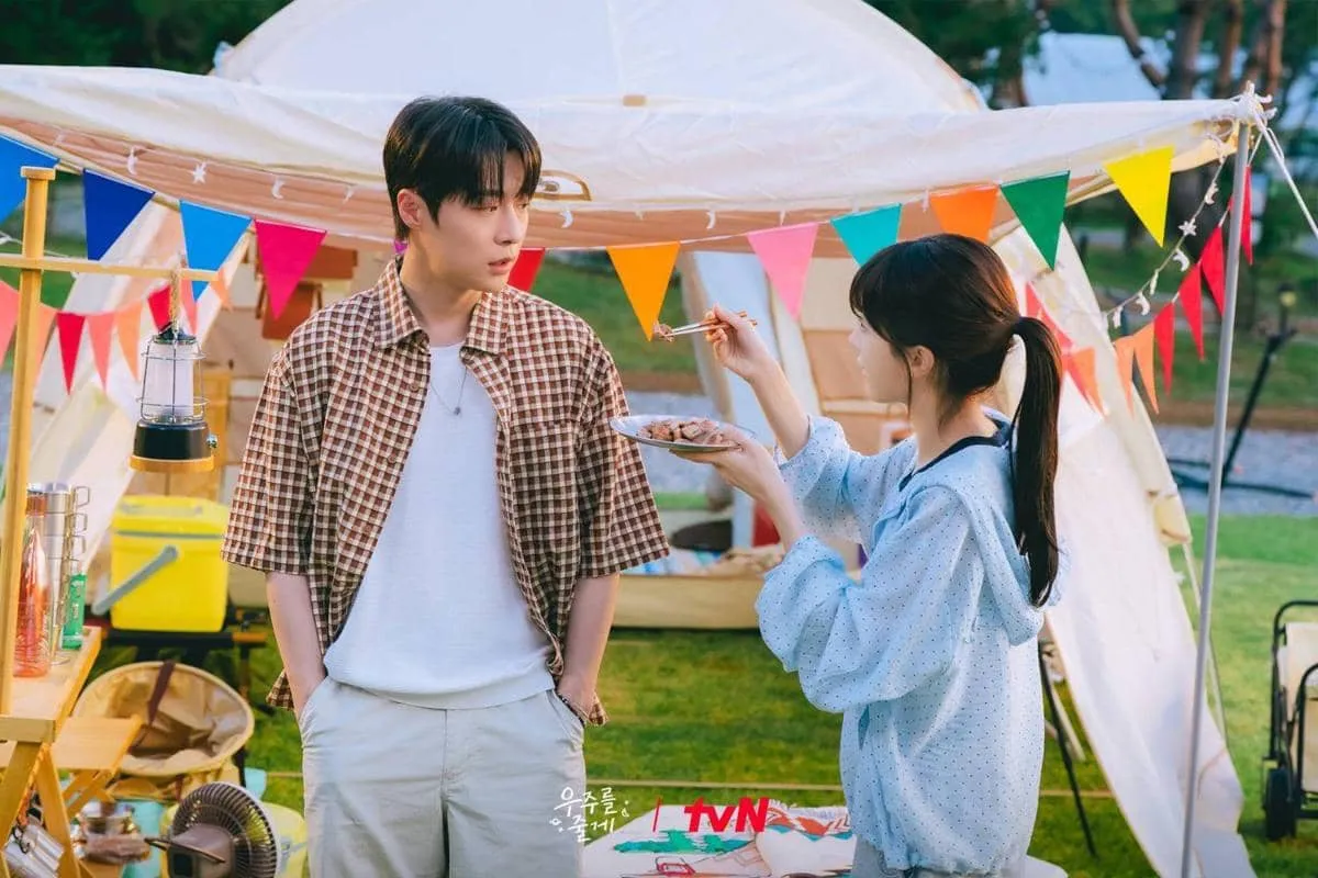 Drama Our Universe: Cinta Segitiga yang Bikin Canggung dan Baper