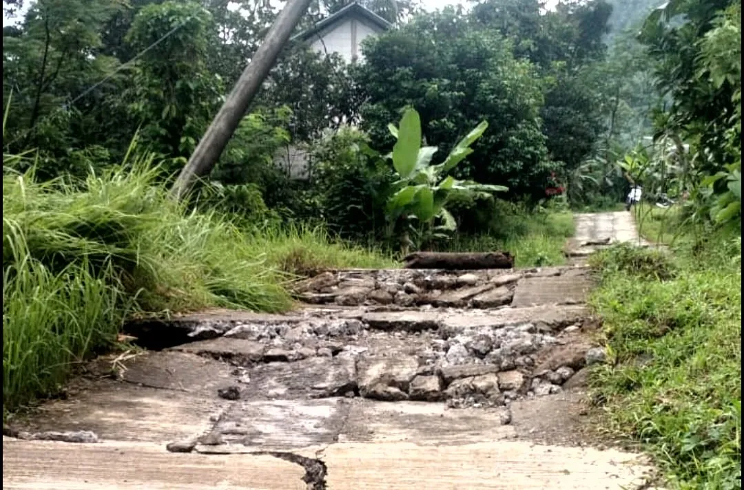 Jalan Poros Desa di Dusun Bumen, Cening, Terkena Longsor Akibat Cuaca Ekstrem
