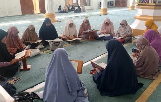 Delfia Herwanis Deklarasikan Gerakan Perempuan Pecinta Kalamullah di Usia 50