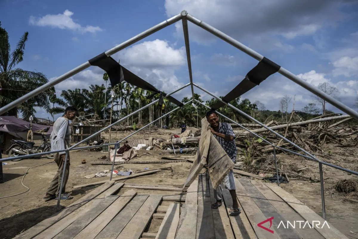 Warga Dusun Terisolir Bangun Hunian Sementara Secara Mandiri Pasca-Banjir