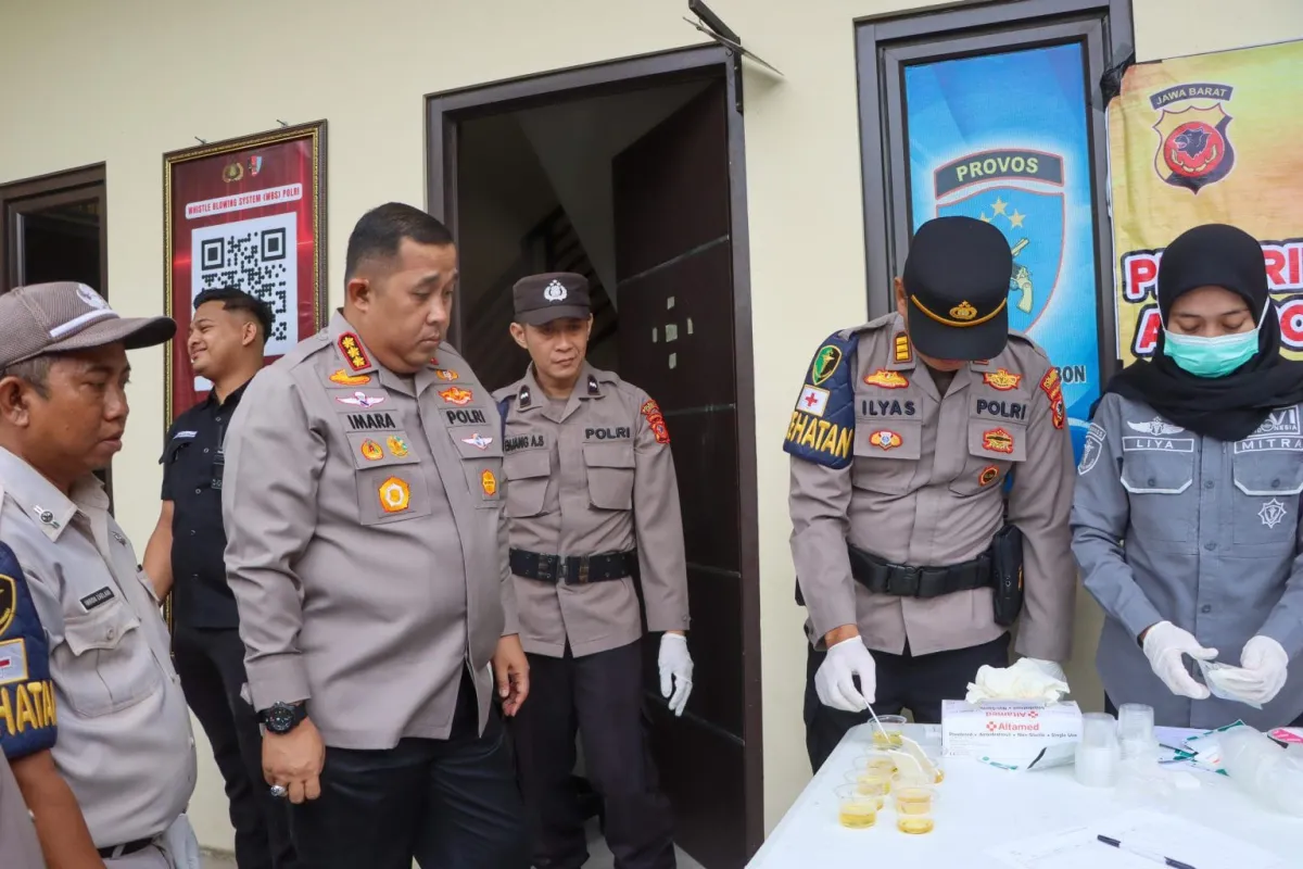 Kapolresta Cirebon Gelar Tes Urine untuk Pastikan Anggota Bebas Narkoba