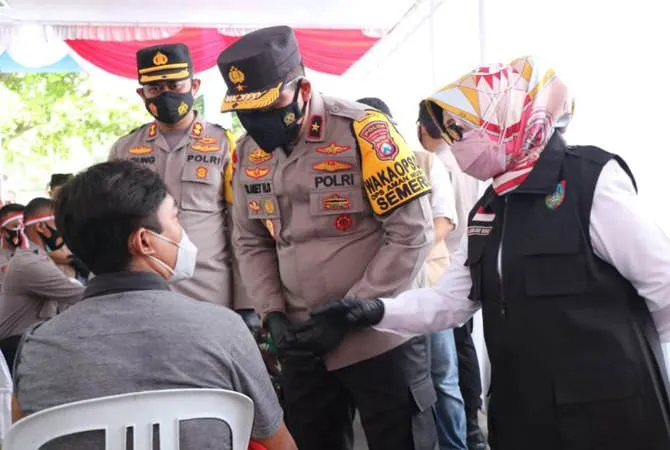 Bupati Jombang dan Wakapolda Jatim Pantau Vaksinasi Massal di Kebonrojo