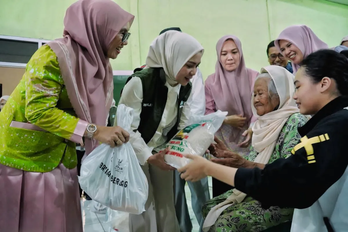 TP PKK Lampung Salurkan Bantuan Sosial untuk Tingkatkan Kesejahteraan Keluarga di Metro